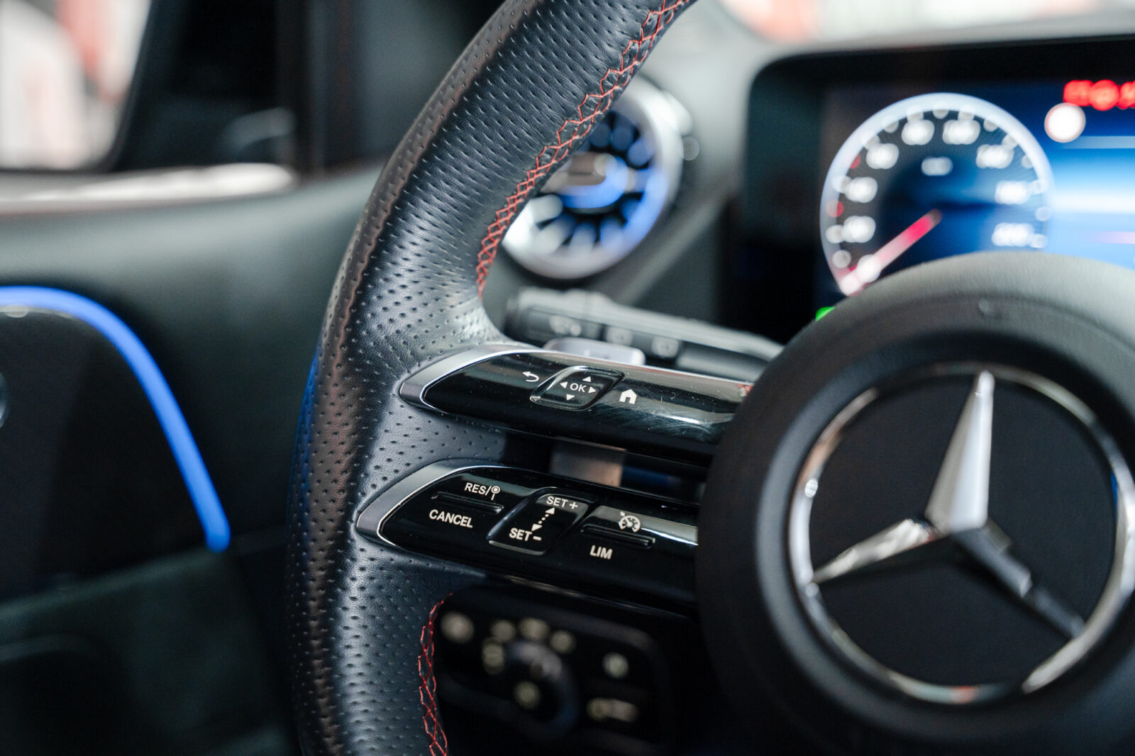 mercedes-benz-b-180-d-amg-pack-night-auto-stand-carros-automovel-comprar-pataias-12