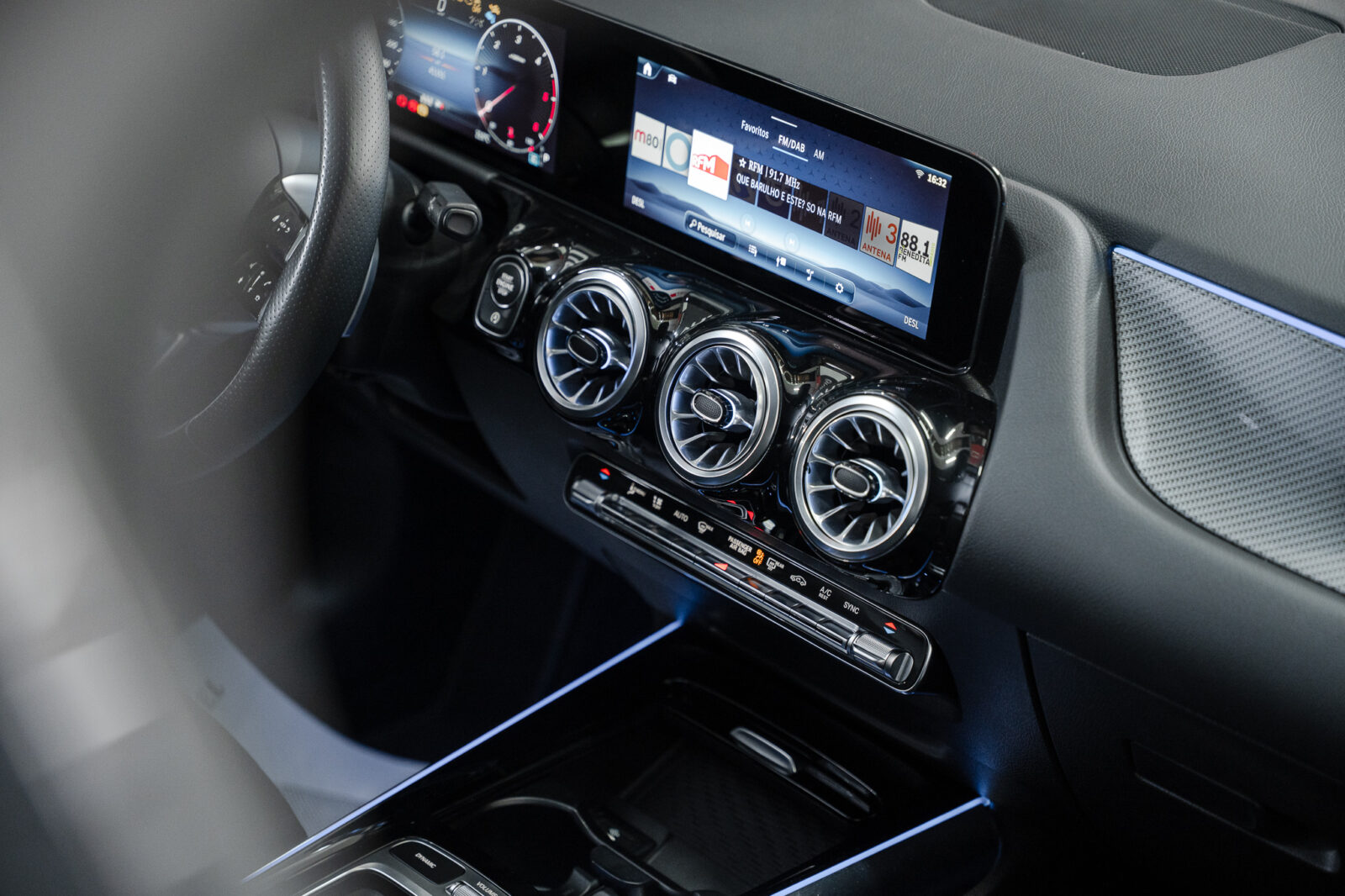 mercedes-benz-b-180-d-amg-pack-night-auto-stand-carros-automovel-comprar-pataias-17