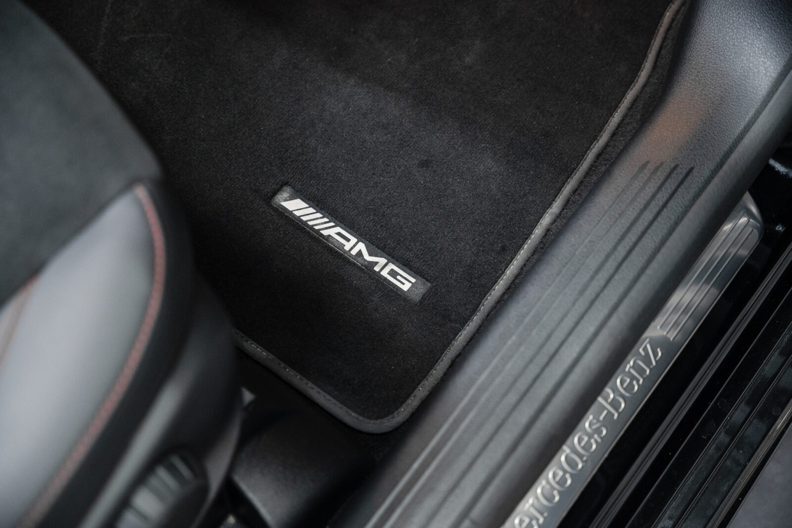 mercedes-benz-b-180-d-amg-pack-night-auto-stand-carros-automovel-comprar-pataias-19