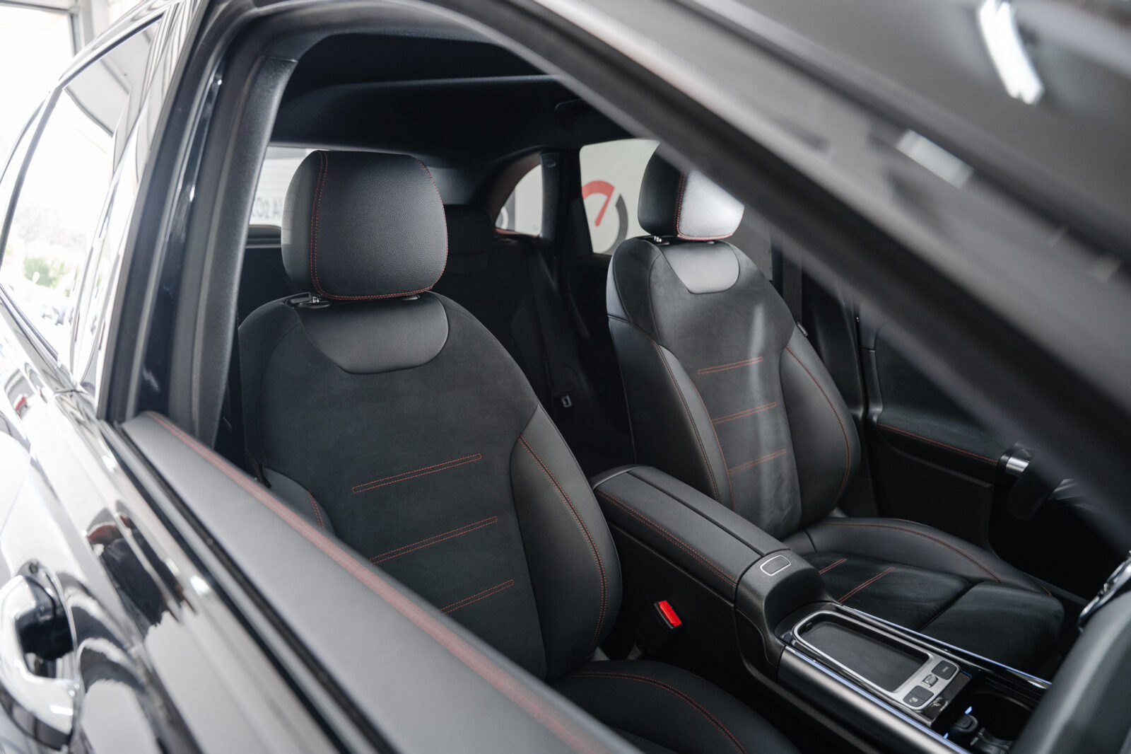 mercedes-benz-b-180-d-amg-pack-night-auto-stand-carros-automovel-comprar-pataias-21