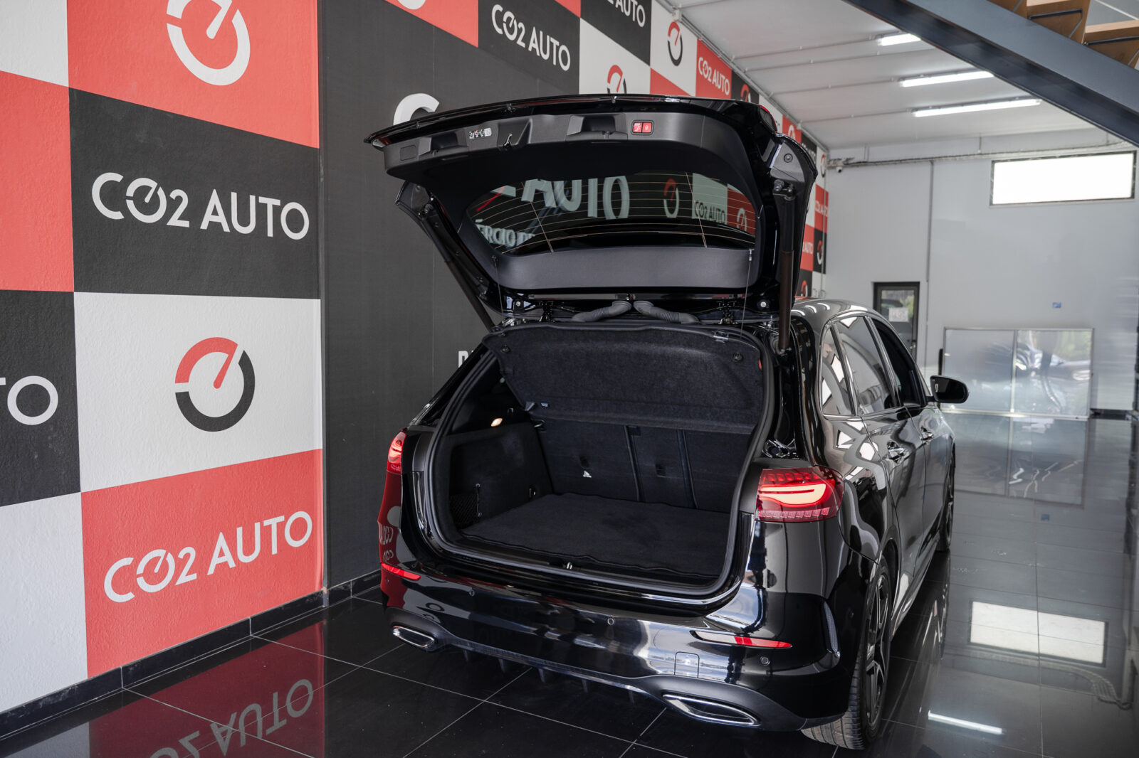 mercedes-benz-b-180-d-amg-pack-night-auto-stand-carros-automovel-comprar-pataias-25