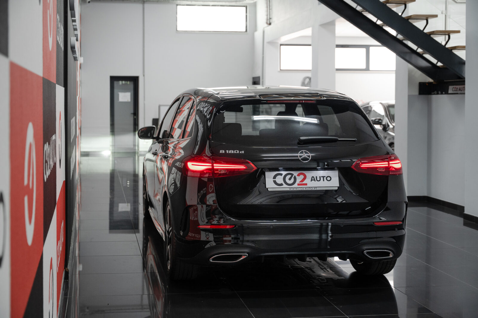 mercedes-benz-b-180-d-amg-pack-night-auto-stand-carros-automovel-comprar-pataias-5