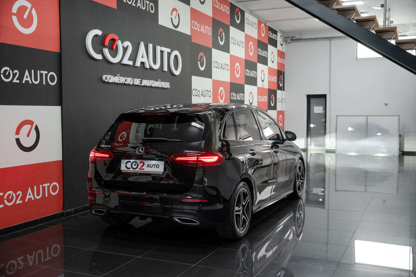 mercedes-benz-b-180-d-amg-pack-night-auto-stand-carros-automovel-comprar-pataias-6