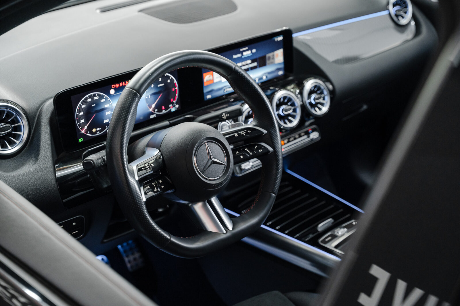 mercedes-benz-b-180-d-amg-pack-night-auto-stand-carros-automovel-comprar-pataias-8