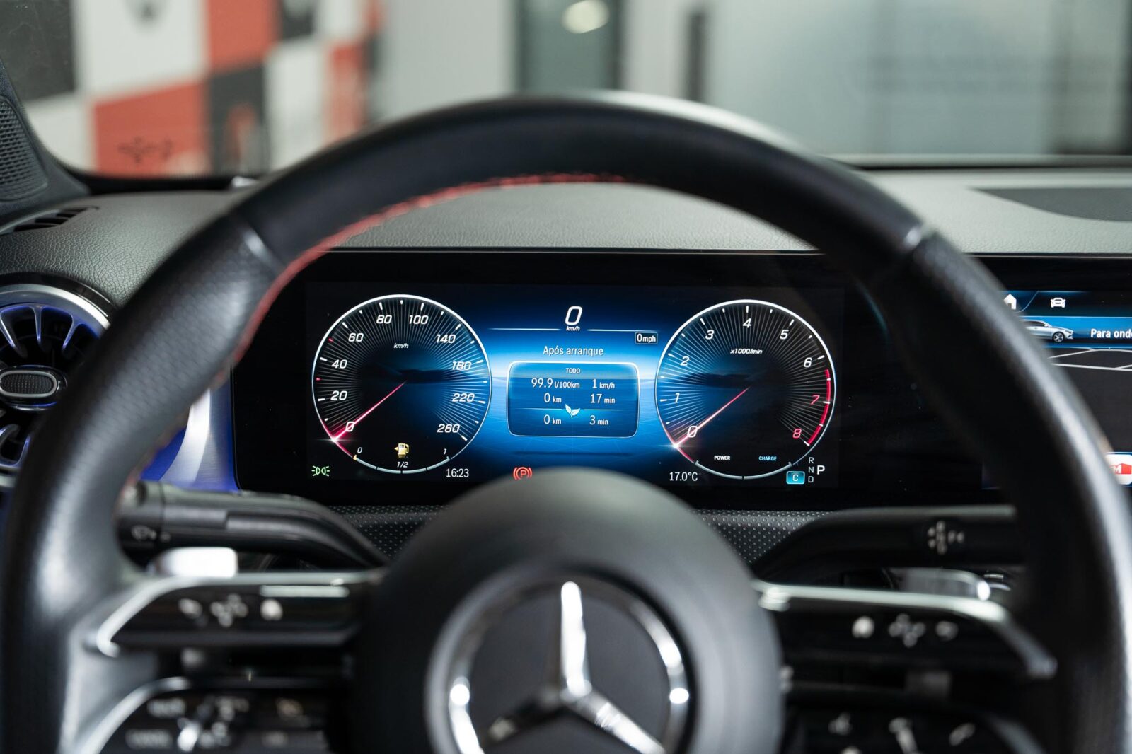 mercedes-benz-classe-a-a200- limousine -amg--auto-co2-stand-carros-automovel-comprar-pataias-10