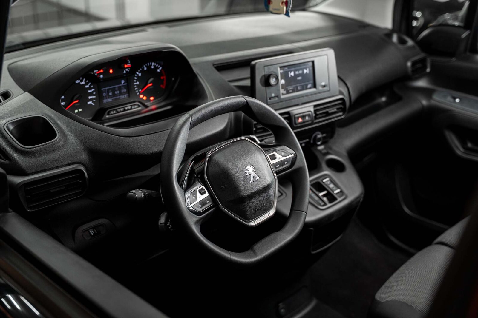 pegeout-preto-comercial-partner-co2-stand-carros-automovel-comprar-pataias-11