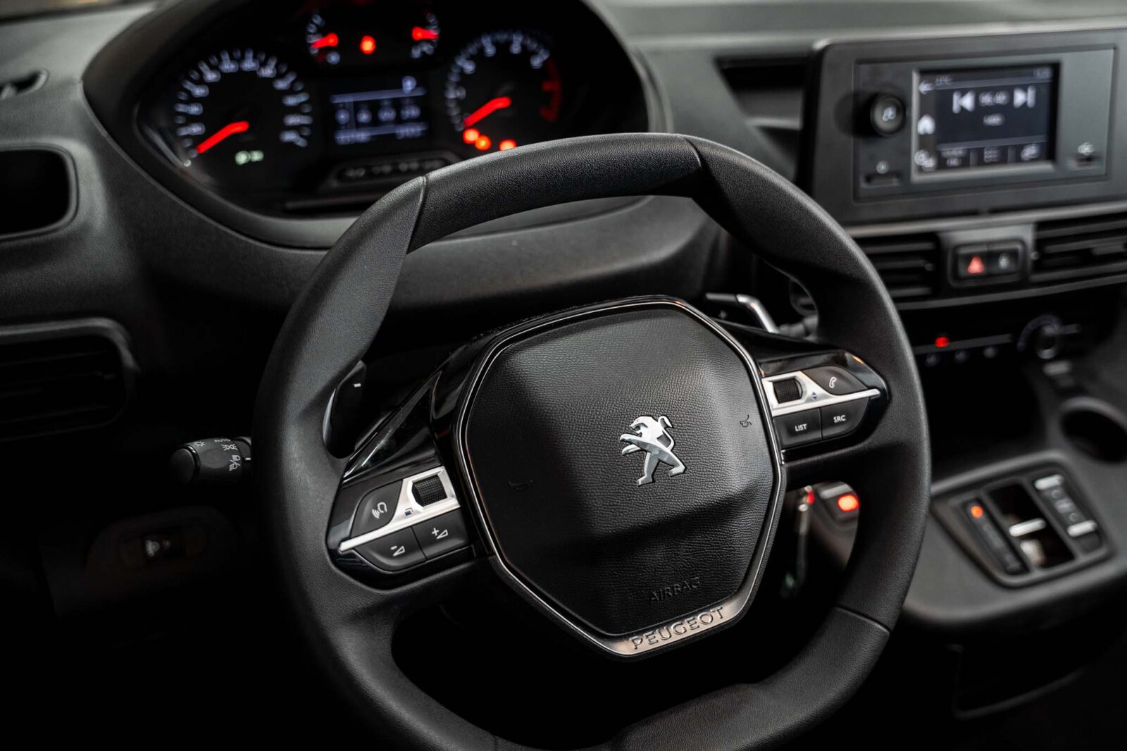 pegeout-preto-comercial-partner-co2-stand-carros-automovel-comprar-pataias-12