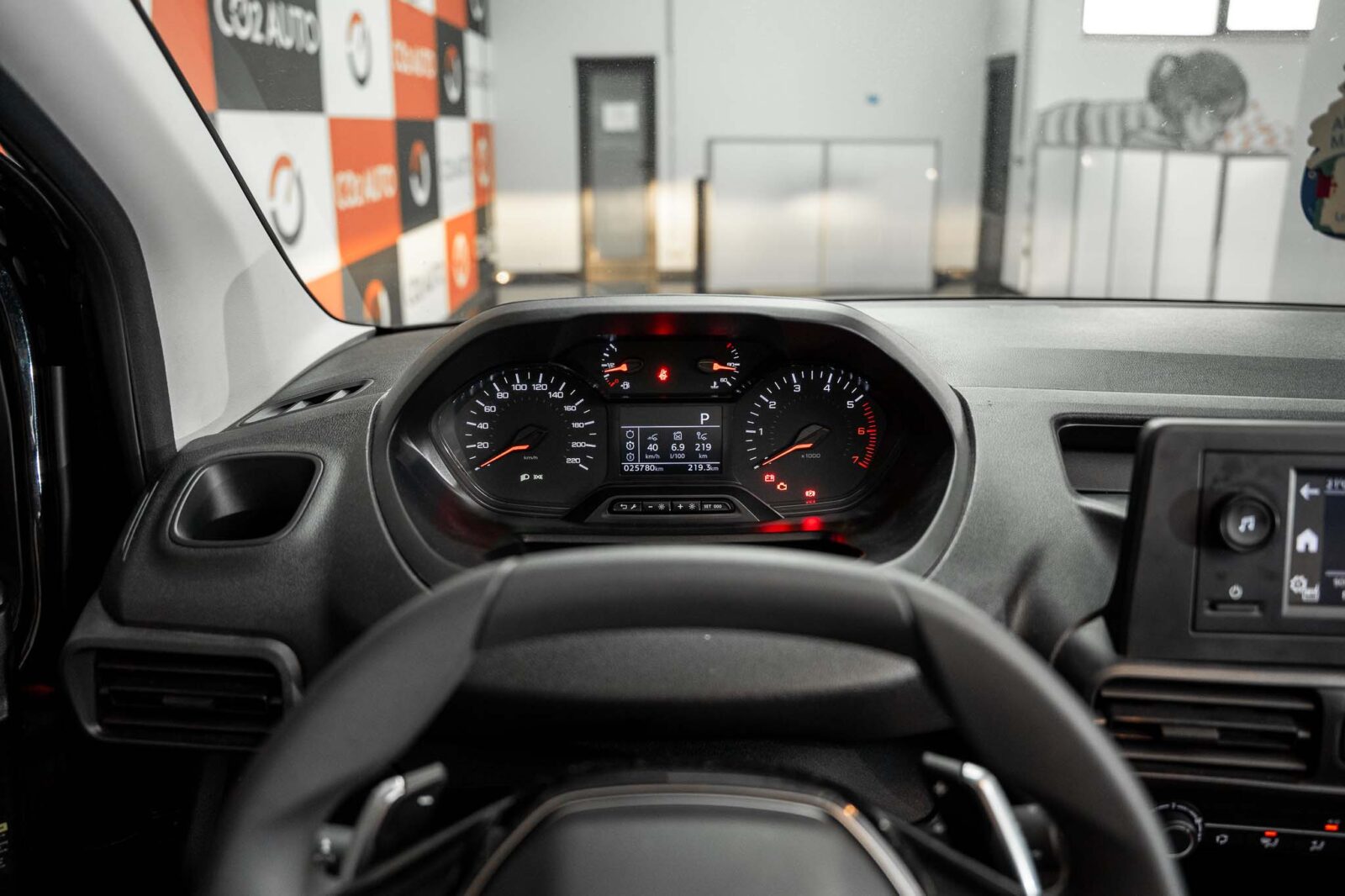 pegeout-preto-comercial-partner-co2-stand-carros-automovel-comprar-pataias-13