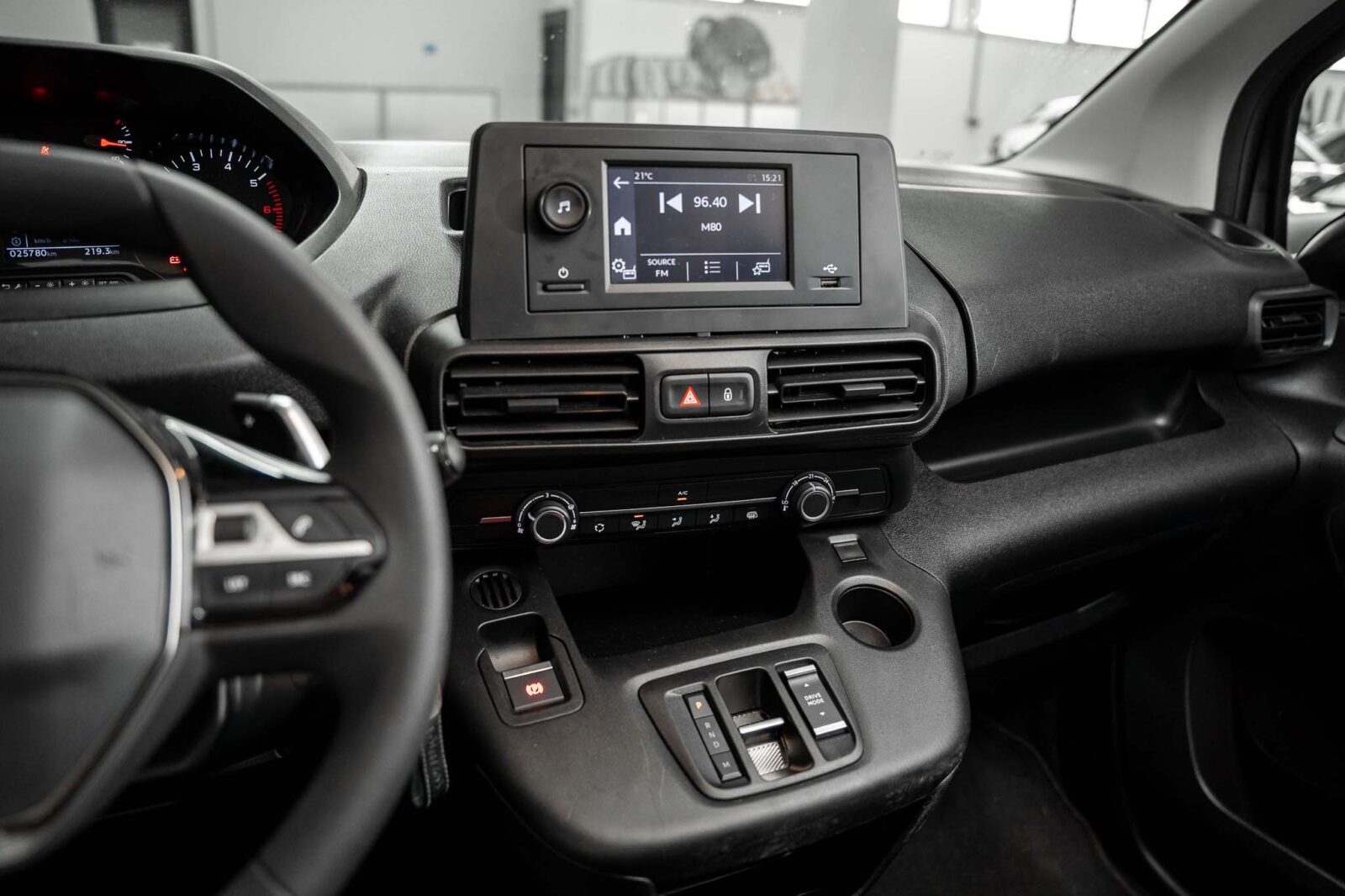 pegeout-preto-comercial-partner-co2-stand-carros-automovel-comprar-pataias-14