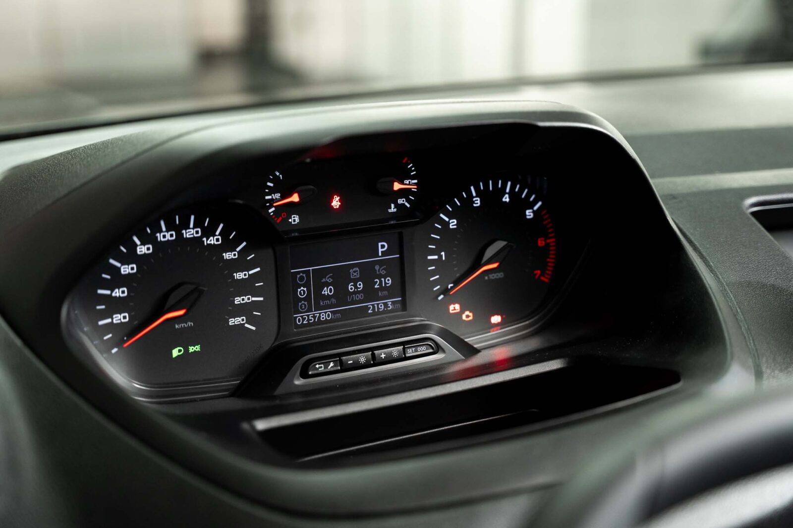 pegeout-preto-comercial-partner-co2-stand-carros-automovel-comprar-pataias-15