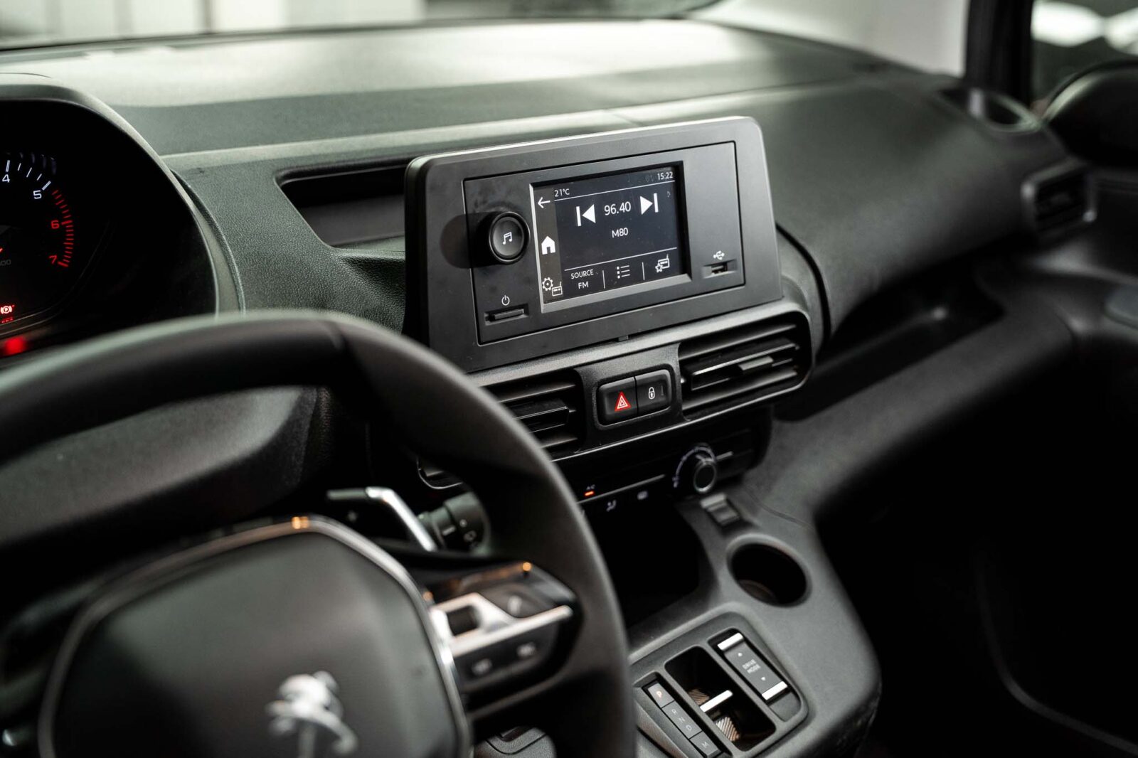 pegeout-preto-comercial-partner-co2-stand-carros-automovel-comprar-pataias-16