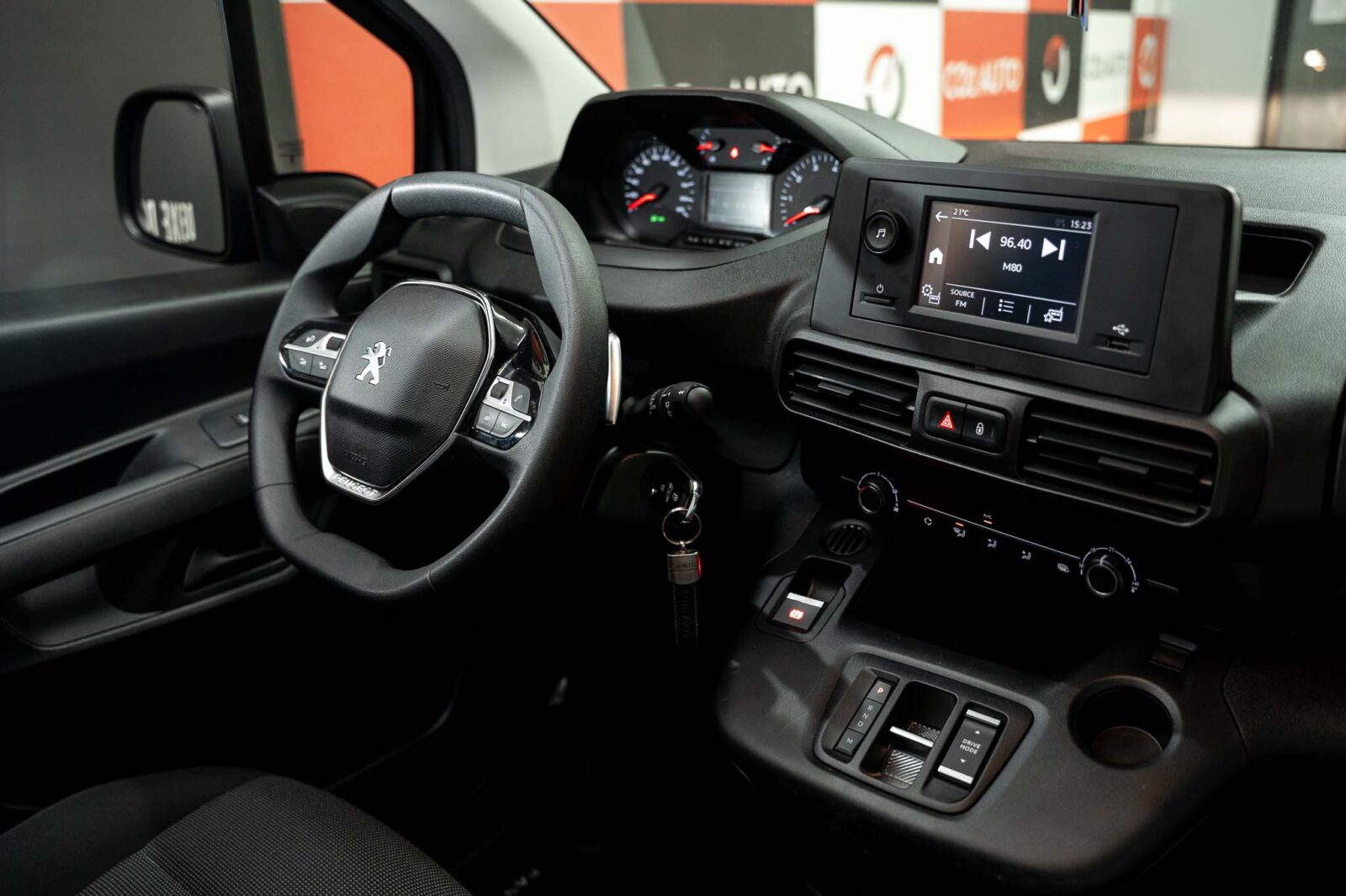 pegeout-preto-comercial-partner-co2-stand-carros-automovel-comprar-pataias-17