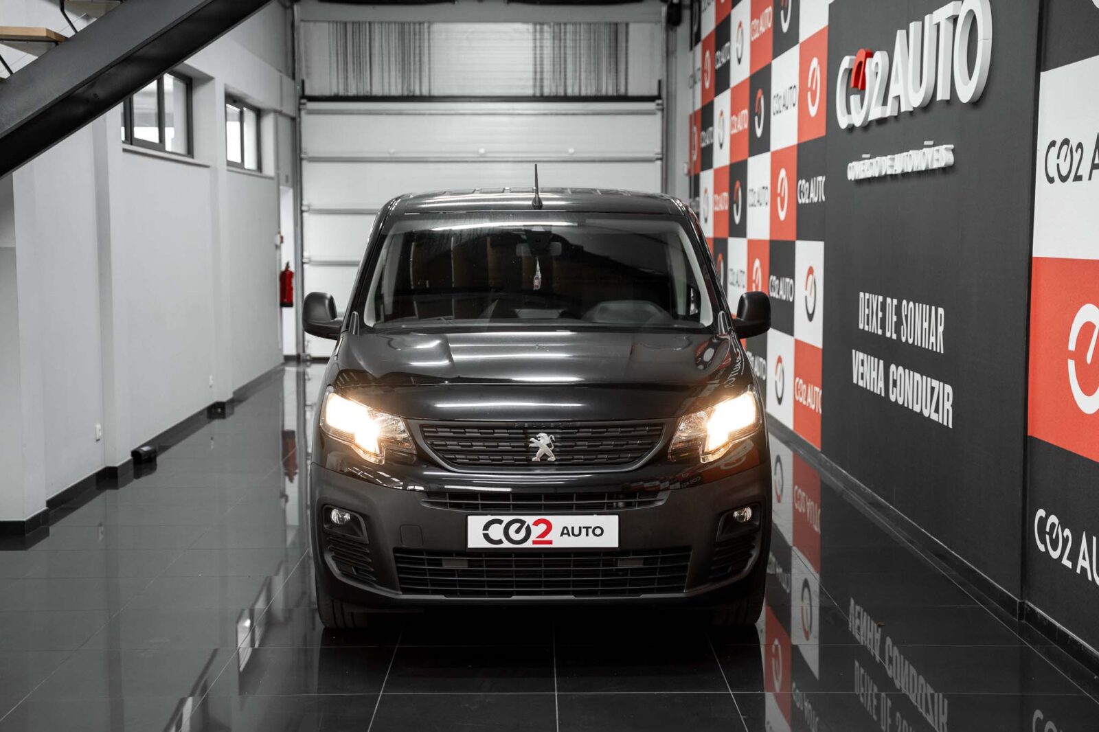 pegeout-preto-comercial-partner-co2-stand-carros-automovel-comprar-pataias-2