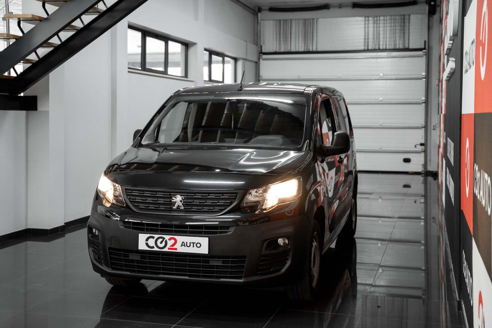 pegeout-preto-comercial-partner-co2-stand-carros-automovel-comprar-pataias-3