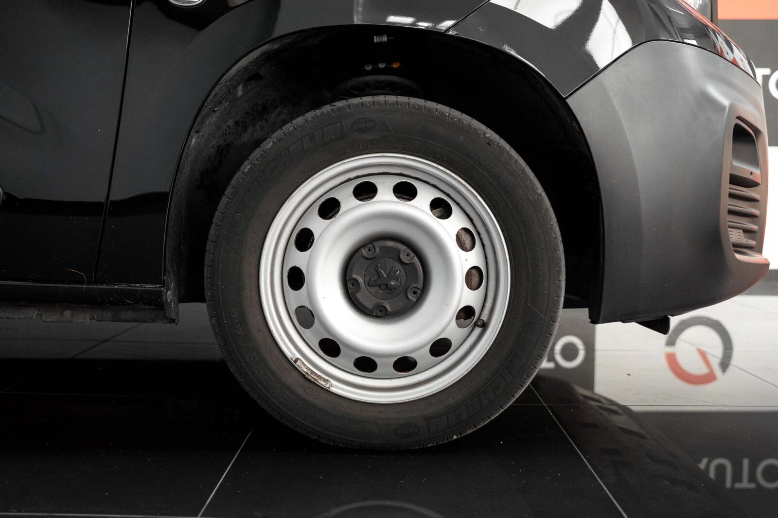 pegeout-preto-comercial-partner-co2-stand-carros-automovel-comprar-pataias-4