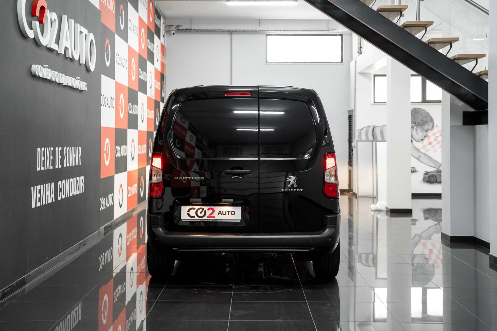 pegeout-preto-comercial-partner-co2-stand-carros-automovel-comprar-pataias-5