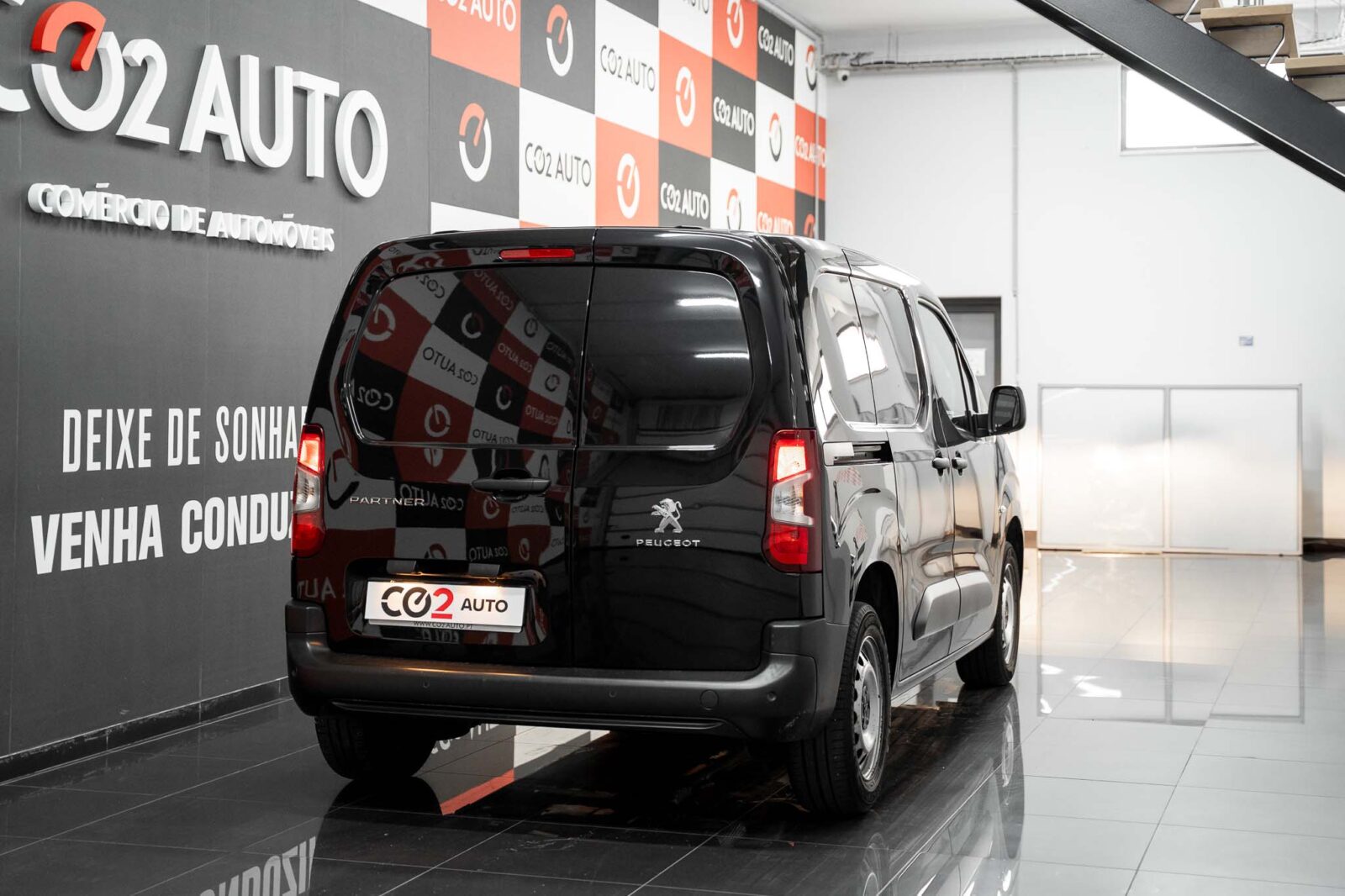 pegeout-preto-comercial-partner-co2-stand-carros-automovel-comprar-pataias-7