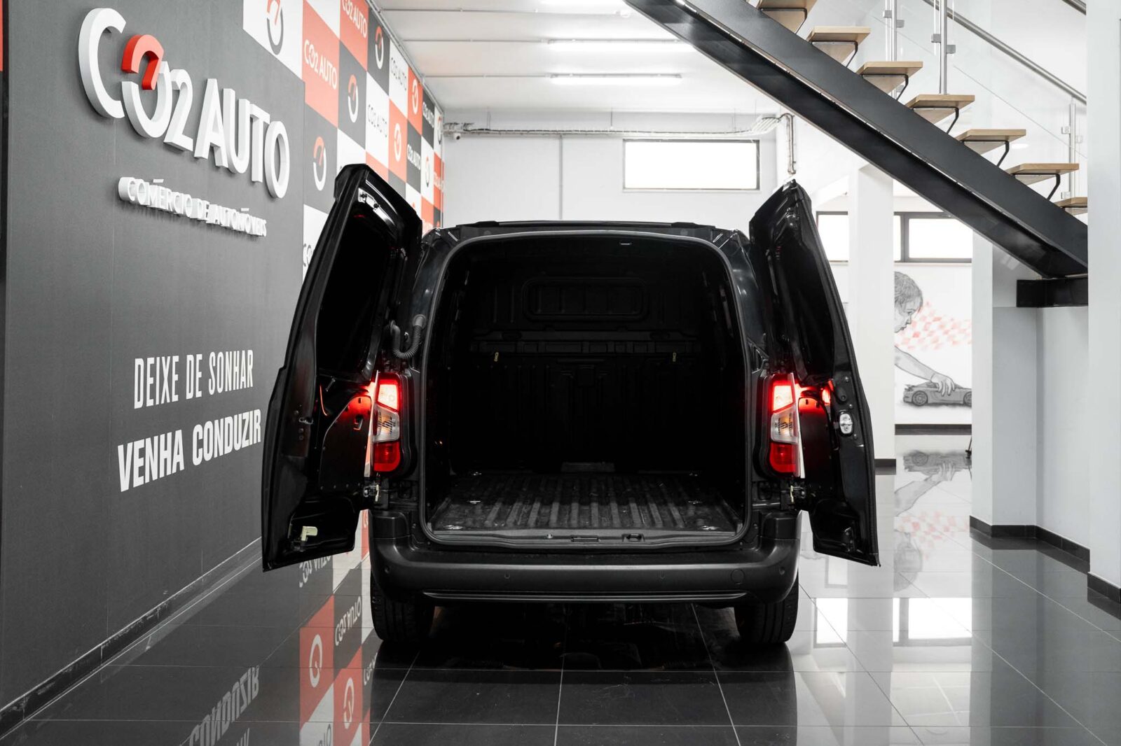 pegeout-preto-comercial-partner-co2-stand-carros-automovel-comprar-pataias-8