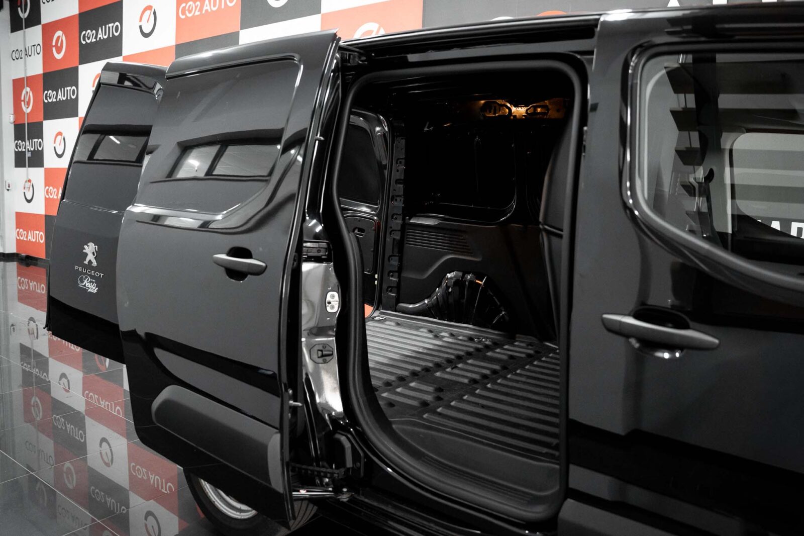 pegeout-preto-comercial-partner-co2-stand-carros-automovel-comprar-pataias-9