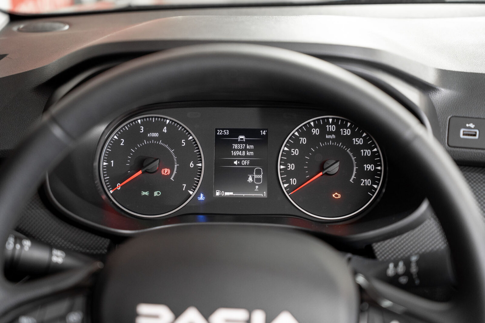 dacia-jogger-1.0-tce-essential-co2-stand-carros-automovel-comprar-pataias-11