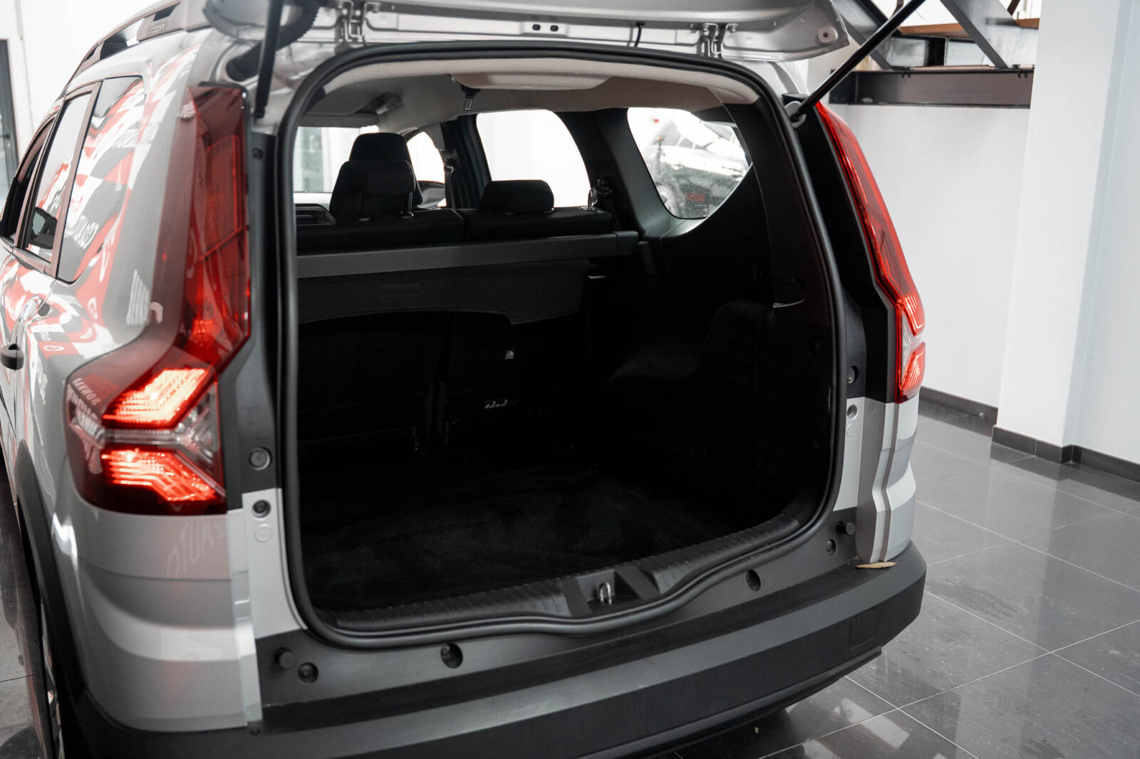 dacia-jogger-1.0-tce-essential-co2-stand-carros-automovel-comprar-pataias-30