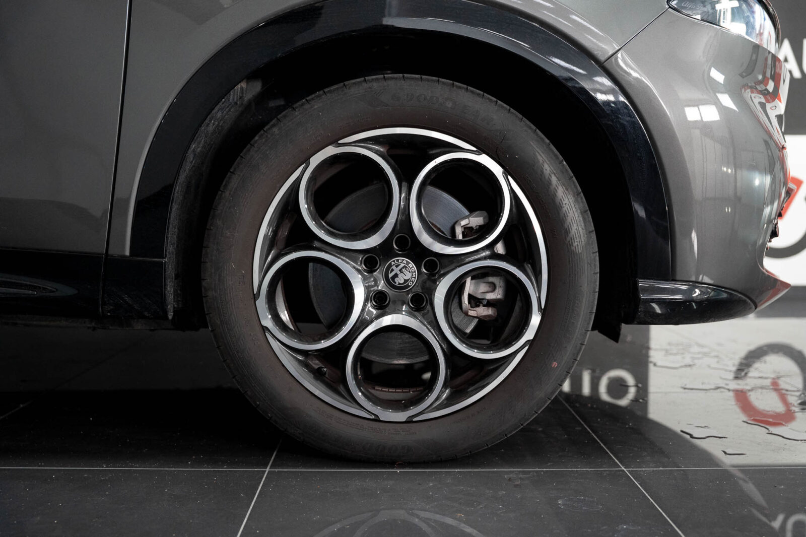 alfa-romeo-tonale-cinzento-stand-carros-automovel-comprar-pataias-44