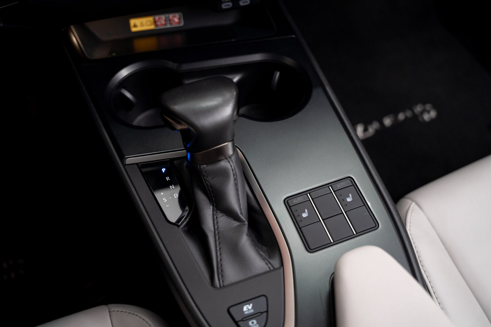 lexus-ux-250h-stand-carros-automovel-comprar-pataias-16