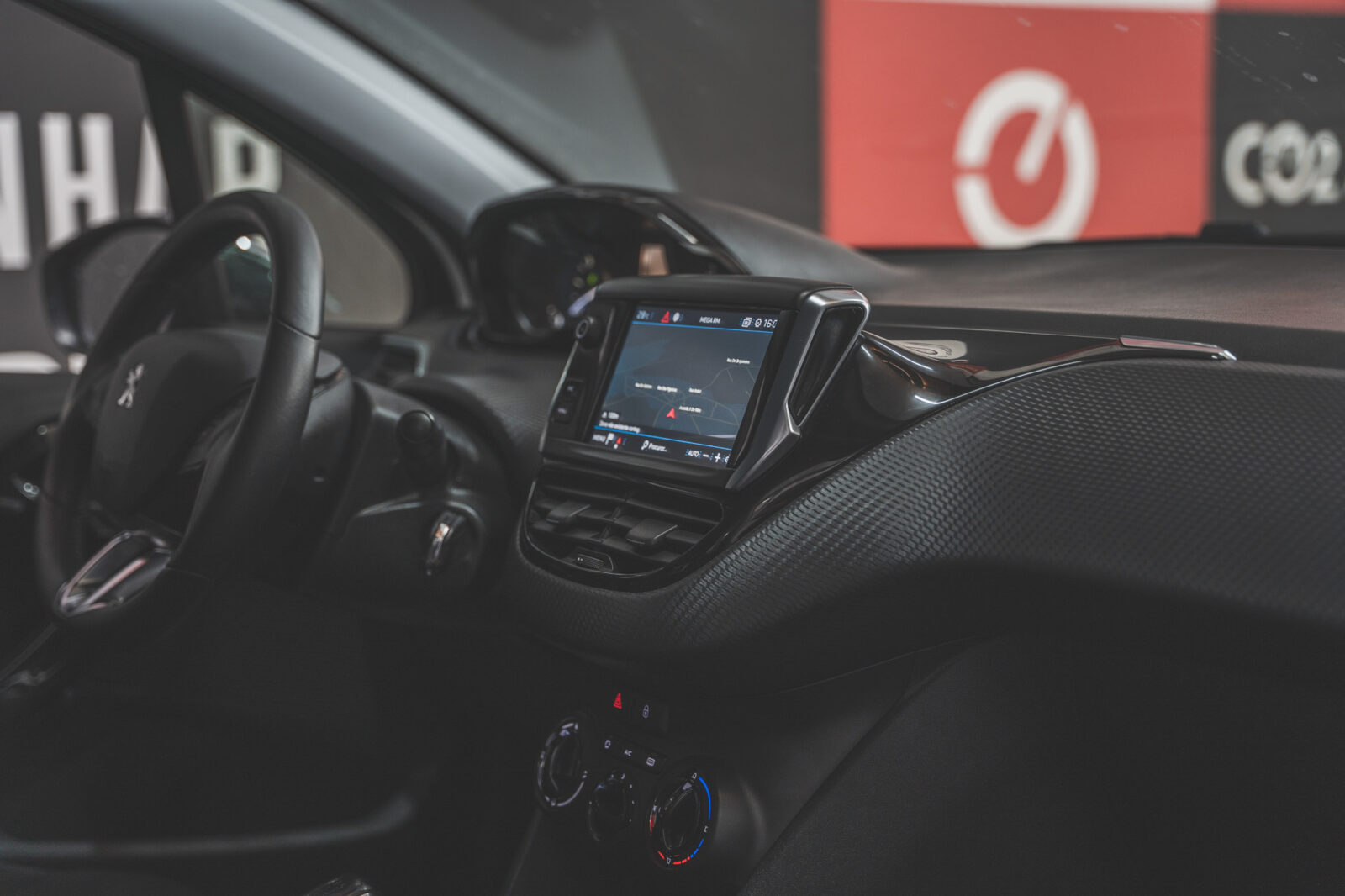 peugeot-208-Zbranco-carros-co2-pataias-stand-15