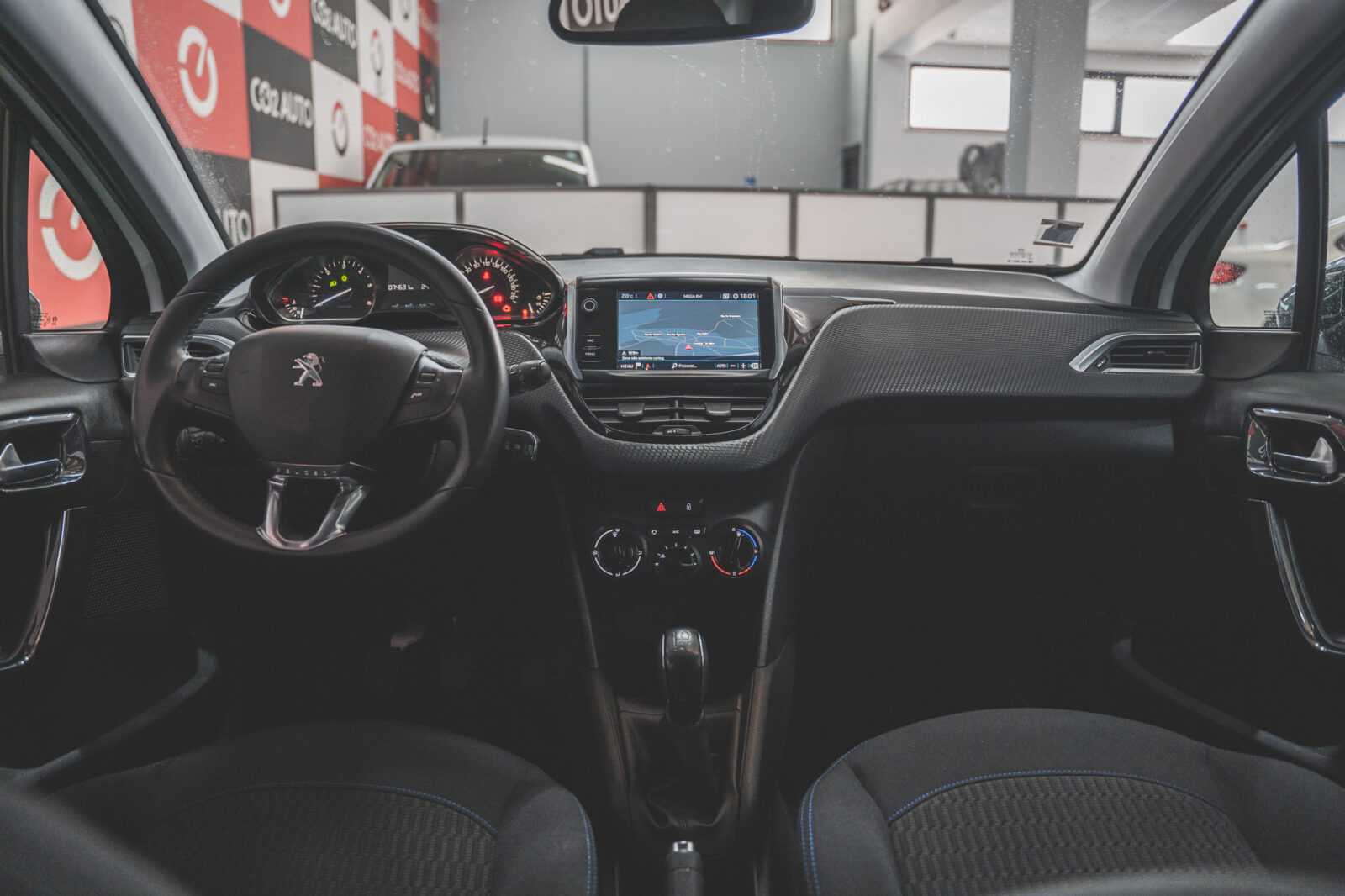 peugeot-208-Zbranco-carros-co2-pataias-stand-20