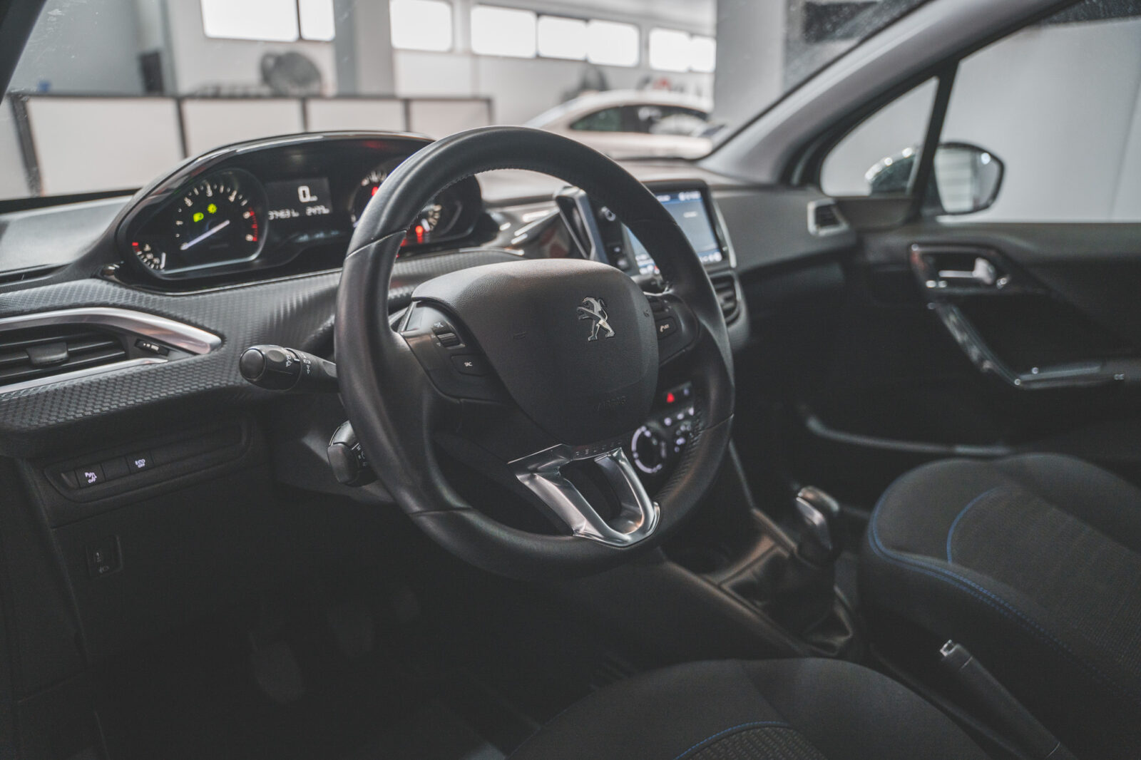 peugeot-208-Zbranco-carros-co2-pataias-stand-26