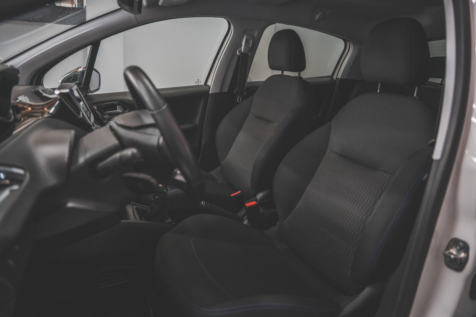 peugeot-208-Zbranco-carros-co2-pataias-stand-31