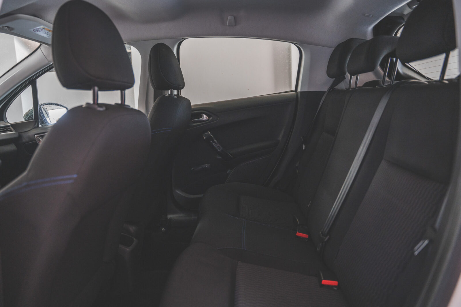 peugeot-208-Zbranco-carros-co2-pataias-stand-40