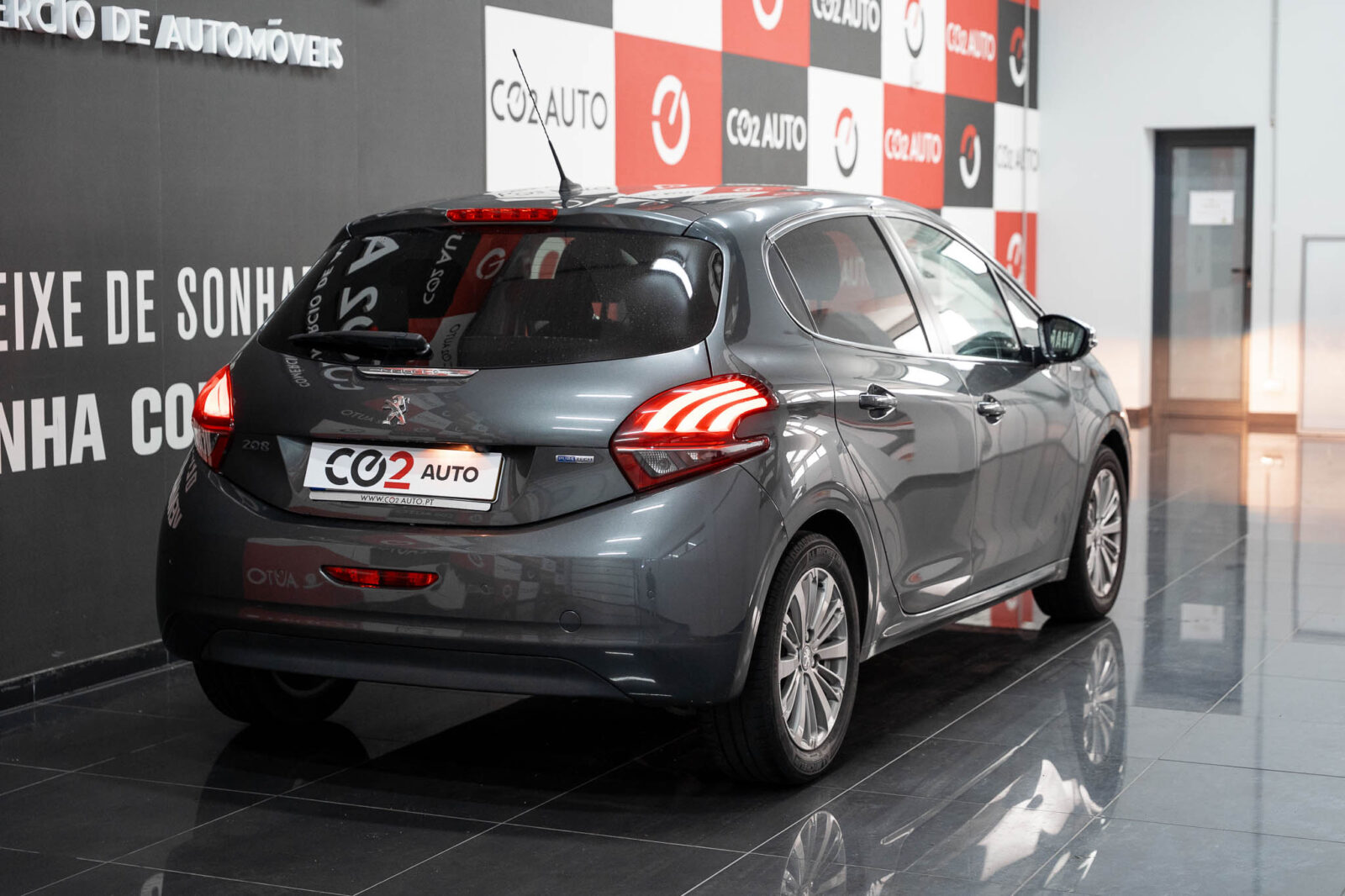 peugeot-208-style-1.2-stand-carros-automovel-comprar-pataias-8