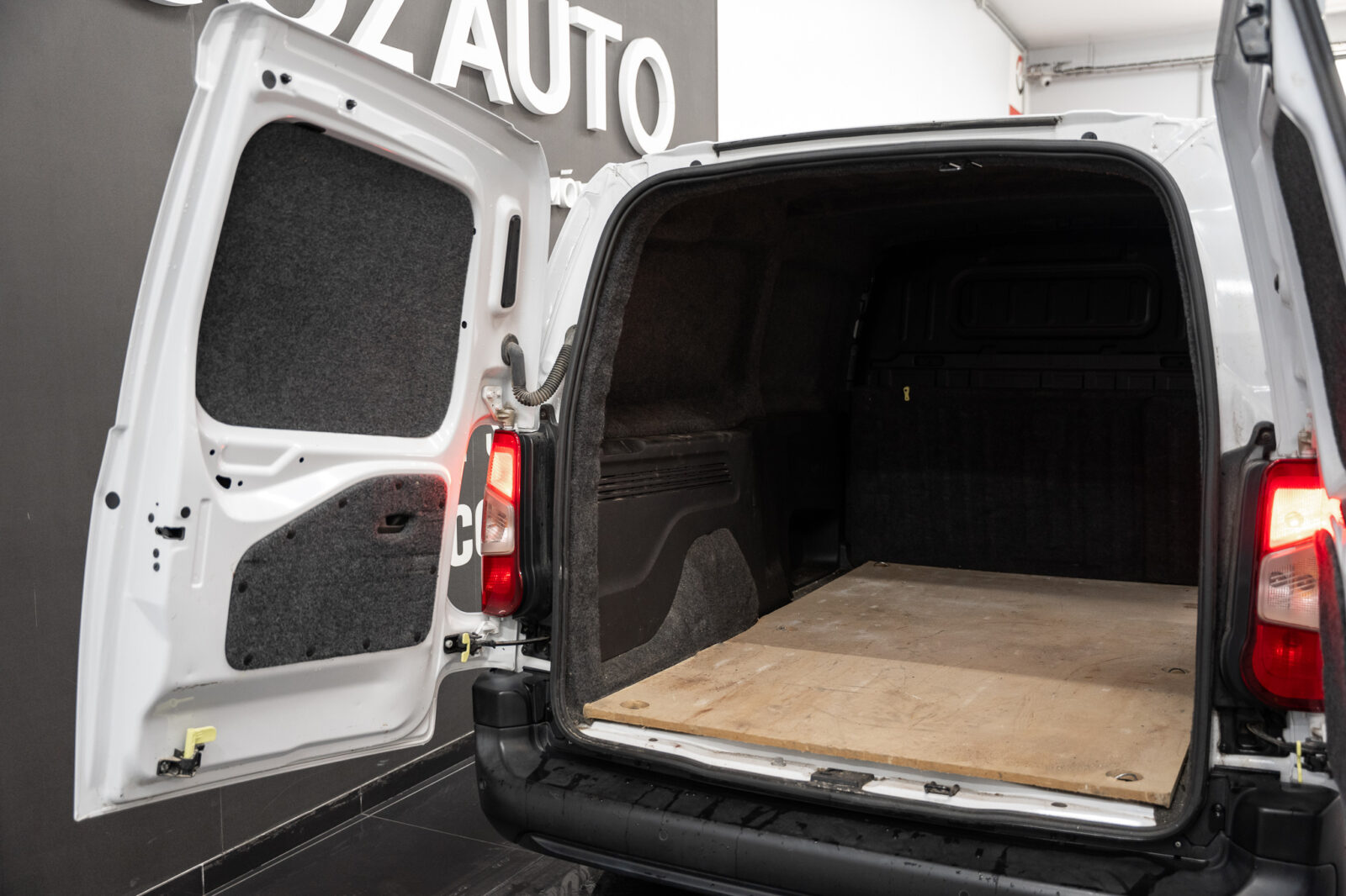 opel-combo-branca-auto-co2-stand-carros-automovel-comprar-pataias-10