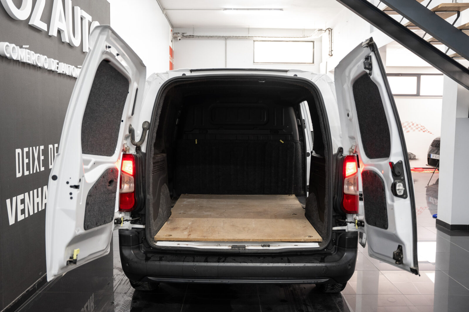 opel-combo-branca-auto-co2-stand-carros-automovel-comprar-pataias-9