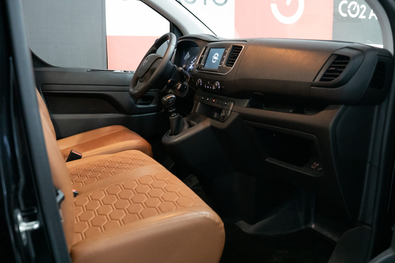 opel_vivaro_preta-13