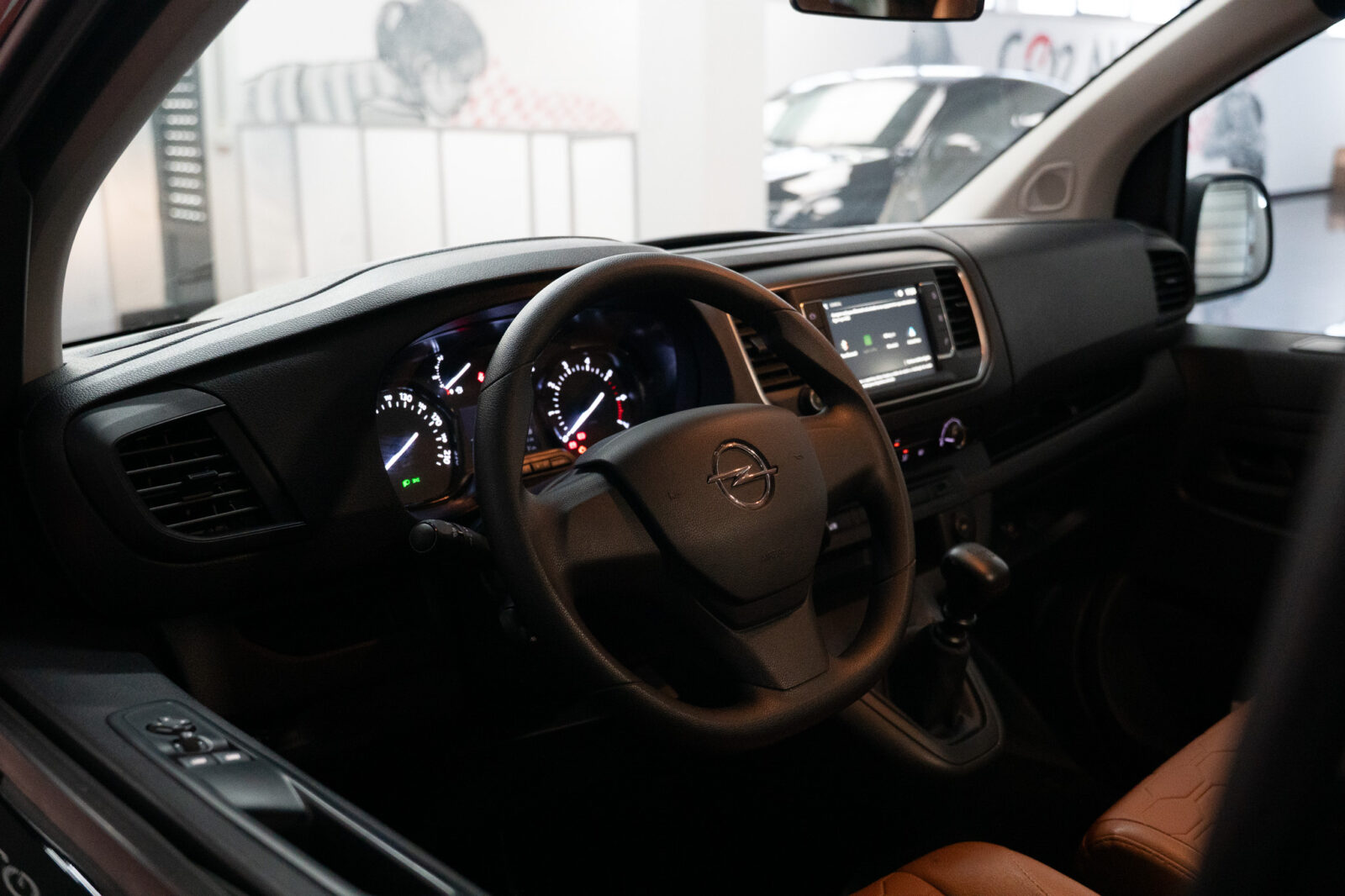 opel_vivaro_preta-14