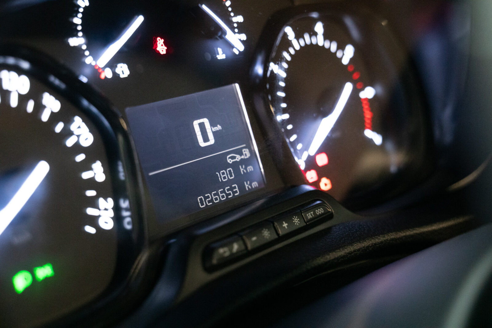 opel_vivaro_preta-17