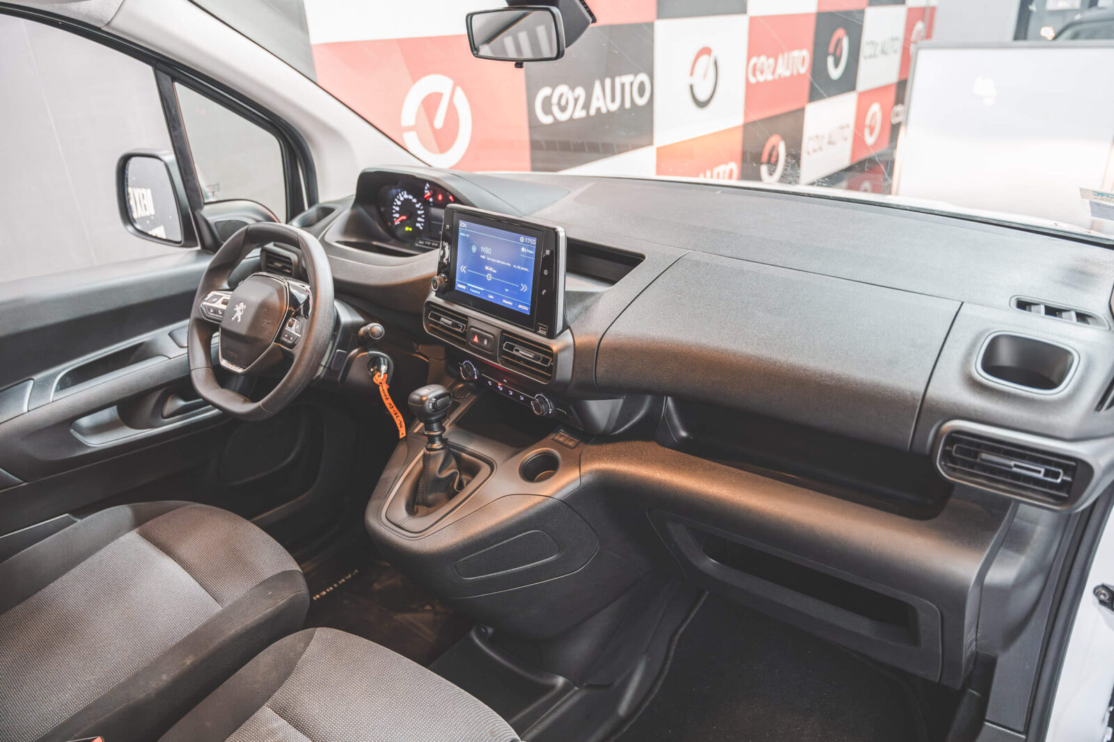 peugeot-partner-branco-carros-co2-pataias-stand-10