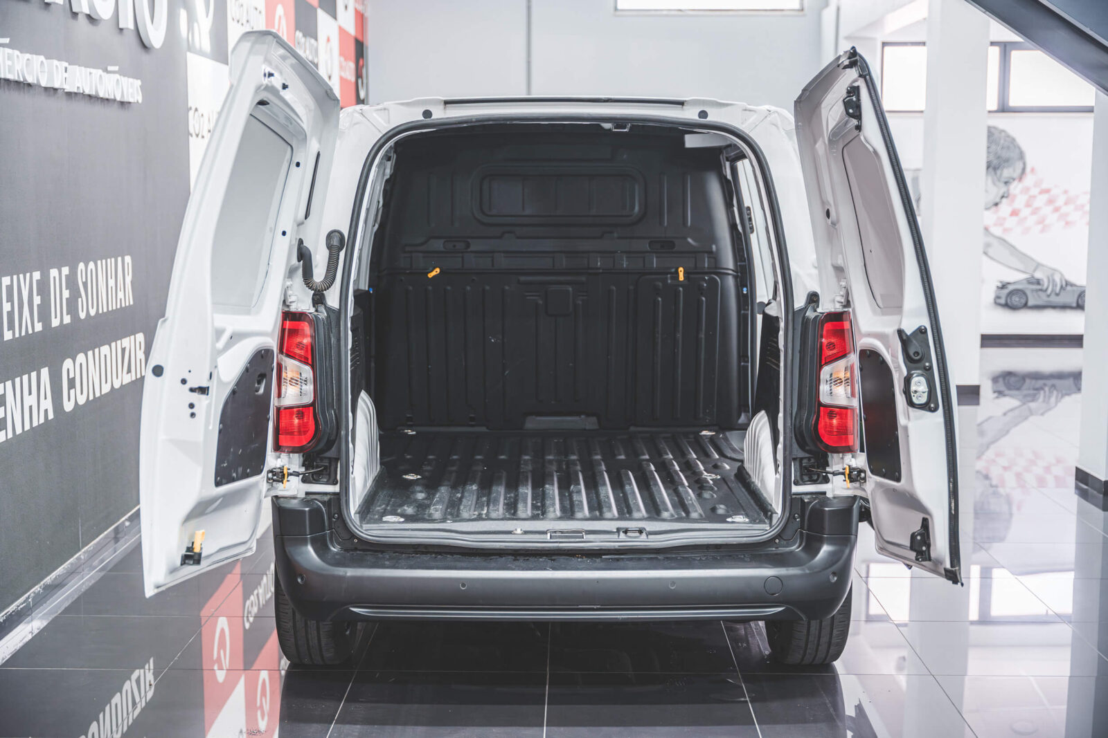 peugeot-partner-branco-carros-co2-pataias-stand-11