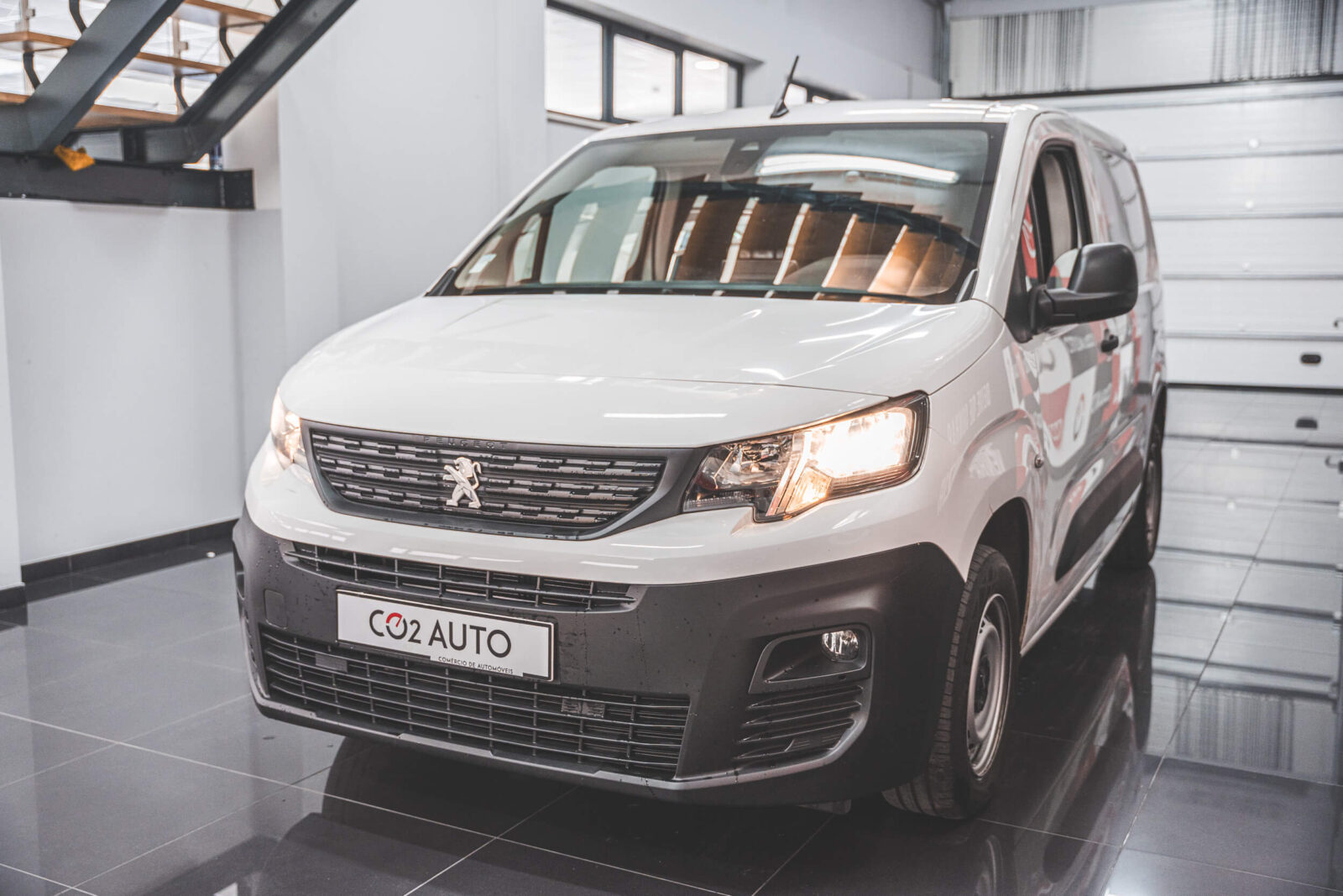 peugeot-partner-branco-carros-co2-pataias-stand-3