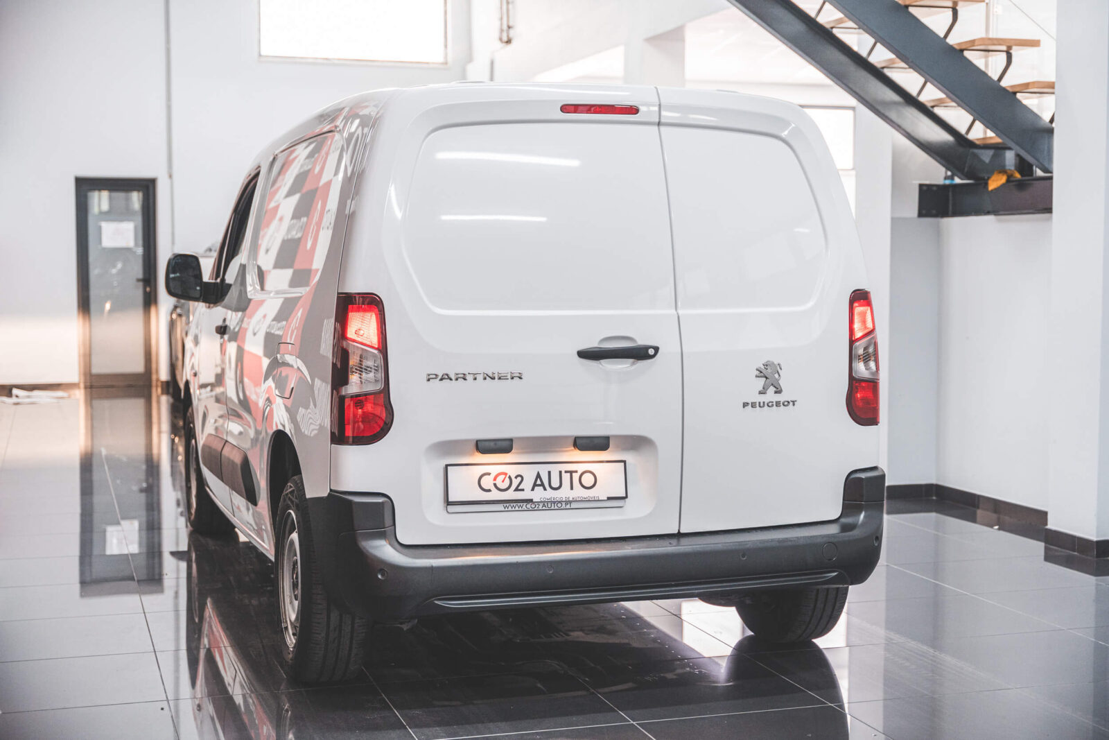 peugeot-partner-branco-carros-co2-pataias-stand-4