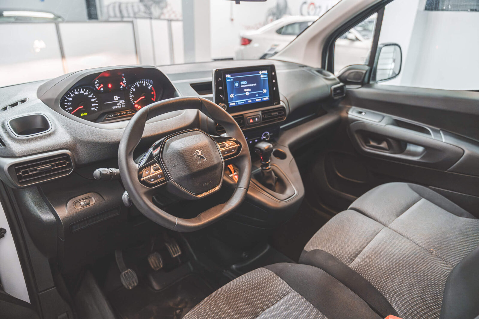 peugeot-partner-branco-carros-co2-pataias-stand-8