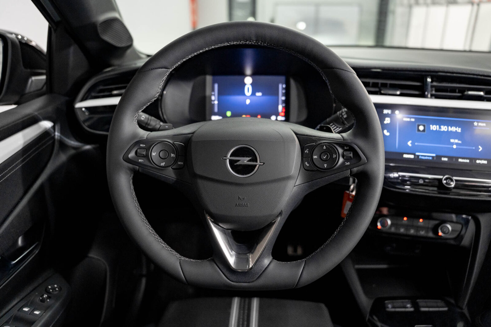 opel-corsa-12t-hybrid-gsline-edct-hibrido-101cv-2025-seminovo-comprar-stand-co2-auto-pataias-9