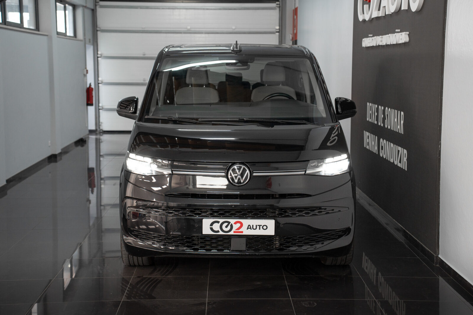 volkswagen-multivan-t7-1-4-tsi-e-hybrid-life-longa-dsg-co2-stand-carros-automovel-comprar-pataias-31