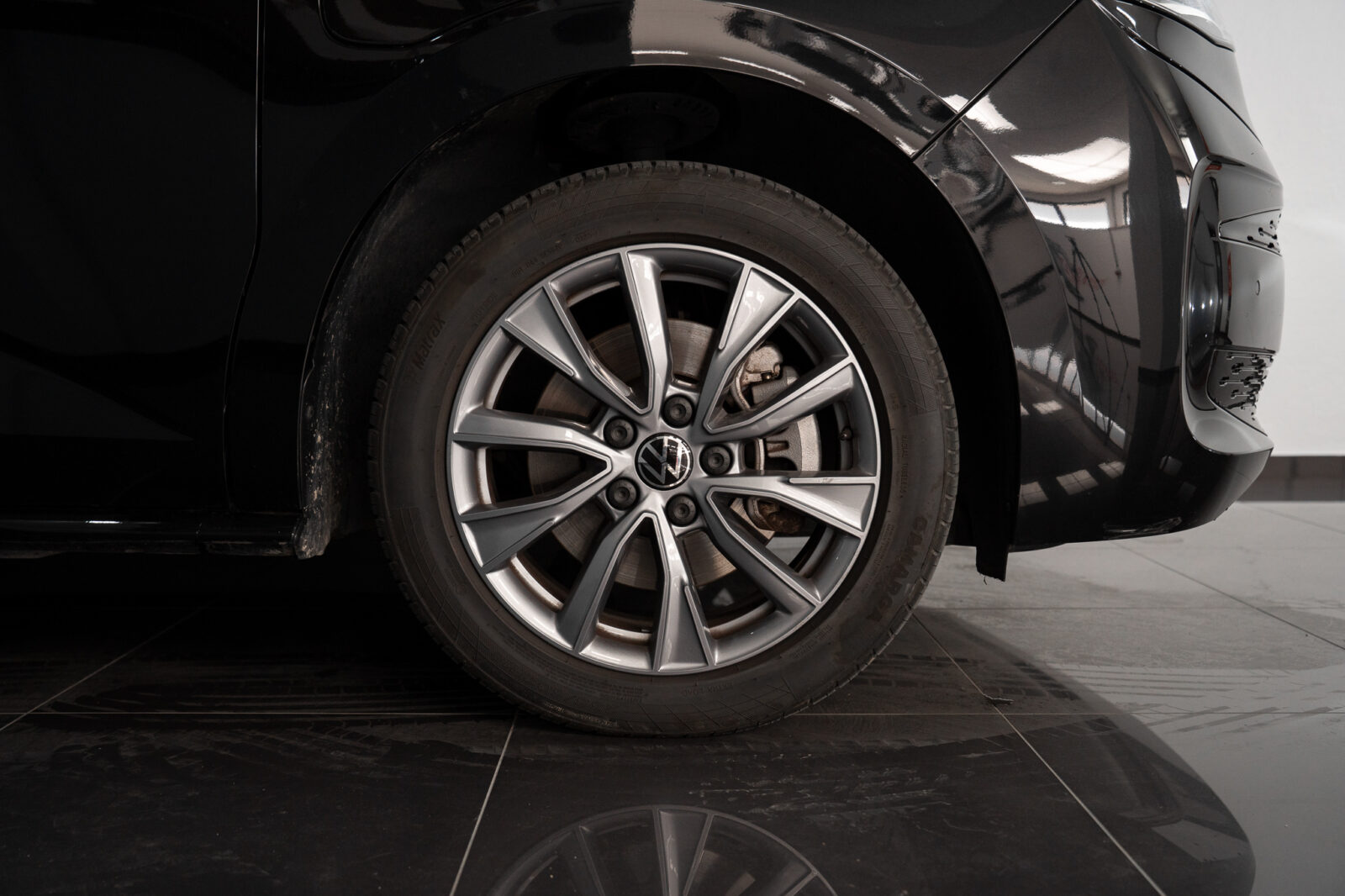volkswagen-multivan-t7-1-4-tsi-e-hybrid-life-longa-dsg-co2-stand-carros-automovel-comprar-pataias-33