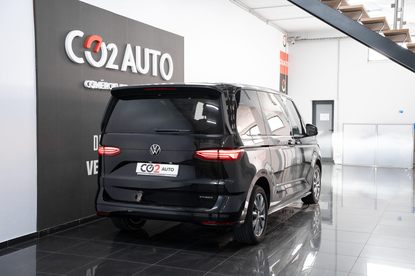 volkswagen-multivan-t7-1-4-tsi-e-hybrid-life-longa-dsg-co2-stand-carros-automovel-comprar-pataias-36