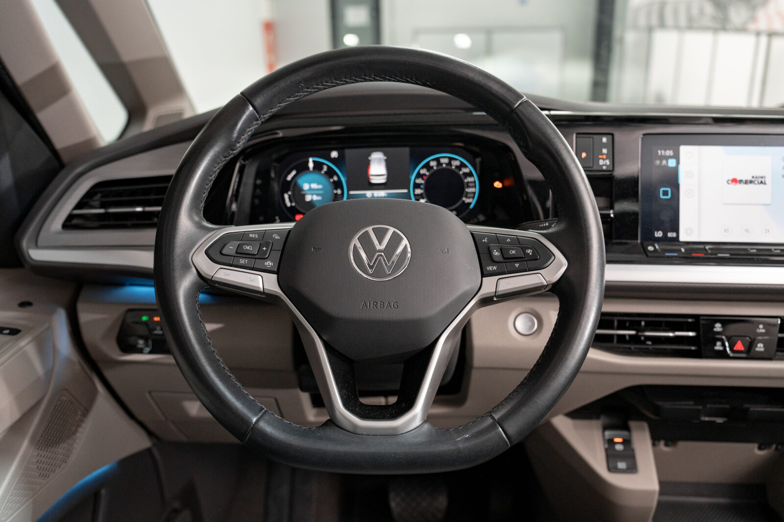 volkswagen-multivan-t7-1-4-tsi-e-hybrid-life-longa-dsg-co2-stand-carros-automovel-comprar-pataias-39