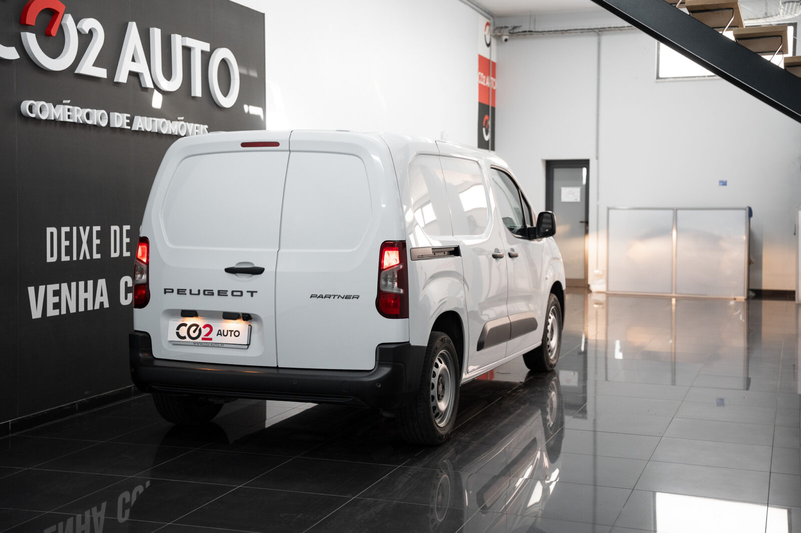 peugeot-partner-l1h1-1-5-100cv-co2-stand-carros-automovel-comprar-pataias-7