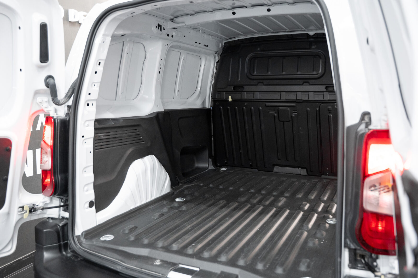 peugeot-partner-l1h1-1-5-100cv-co2-stand-carros-automovel-comprar-pataias-9